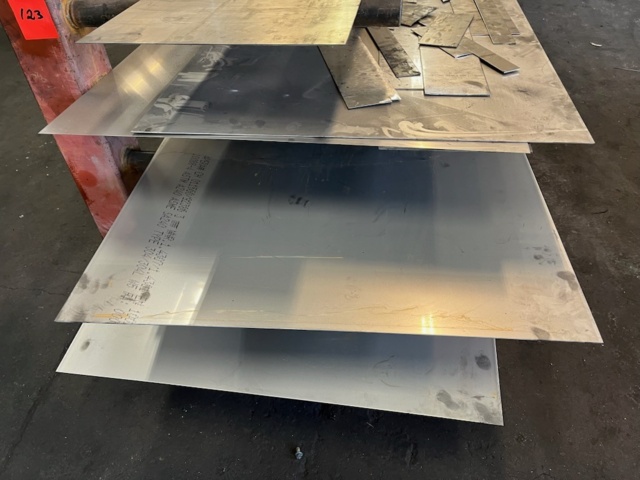 1532773-4 Materialställ med diverse plåtmaterial