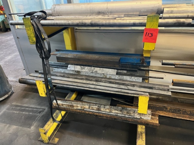 1532783-4 Materialställningar med diverse rör och stålbalk