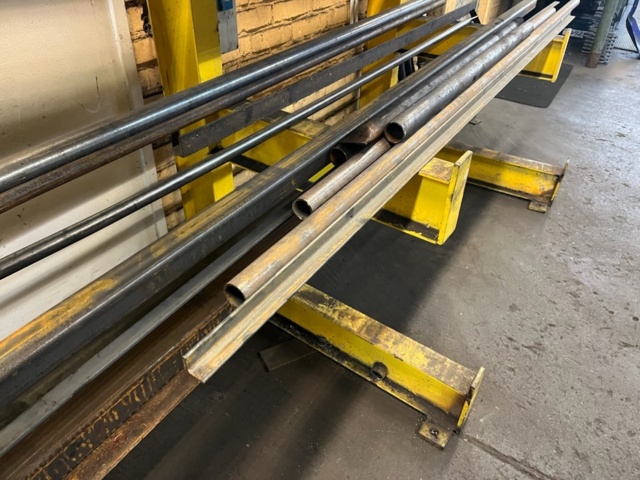 1532783-5 Materialställningar med diverse rör och stålbalk