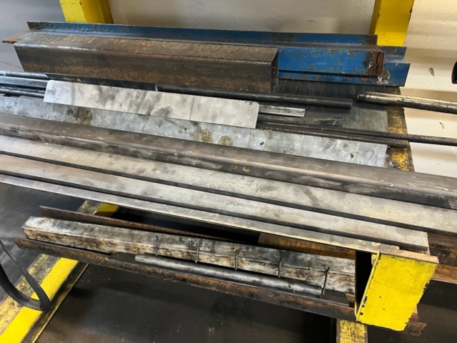 1532783-6 Materialställningar med diverse rör och stålbalk