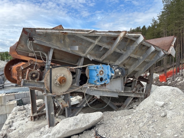1505919-2 Feeder pocket/Receiving hopper with feeder