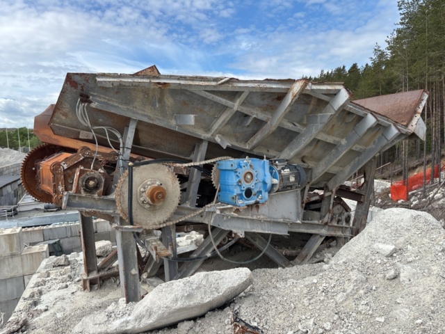 1505919-3 Feeder pocket/Receiving hopper with feeder