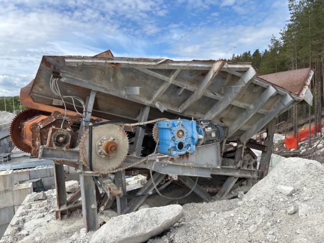 1505919-4 Feeder pocket/Receiving hopper with feeder