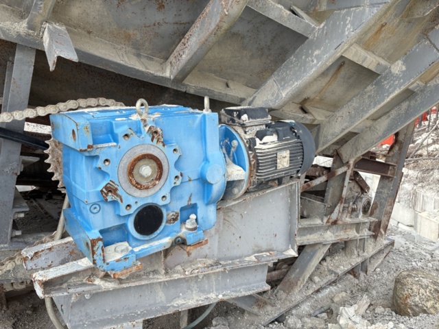 1505919-6 Feeder pocket/Receiving hopper with feeder