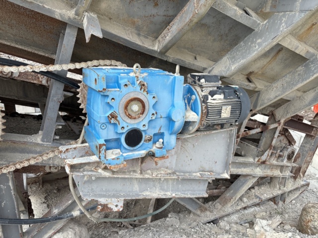 1505919-7 Feeder pocket/Receiving hopper with feeder