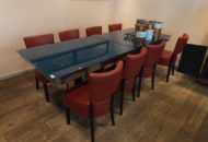 1485205 Hotpot bord med värmeplattor, stolar och grytor