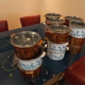1485205-13 Hotpot bord med värmeplattor, stolar och grytor