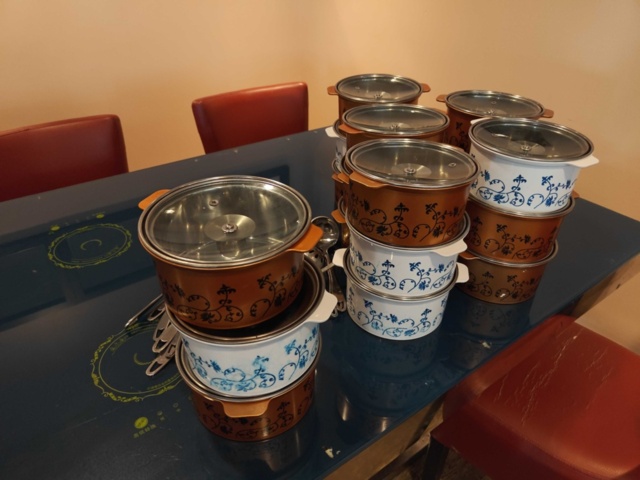 1485205-13 Hotpot bord med värmeplattor, stolar och grytor