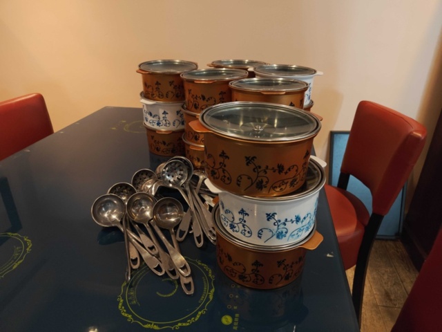 1485205-14 Hotpot bord med värmeplattor, stolar och grytor