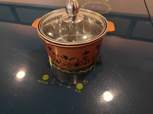 1485205-15 Hotpot bord med värmeplattor, stolar och grytor