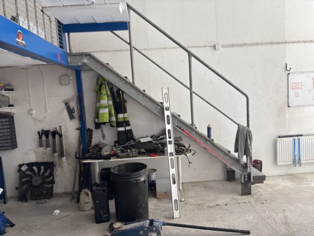 1505933-4 Site-built mezzanine floor for dismantling