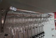 1485249 Glashängare med diverse glas
