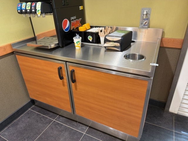 1532901-3 Serveringsstation med avfallsinkast