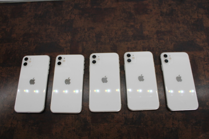 1531789-12 Mobiltelefoner iPhone 11 64GB, 5 st (vita)