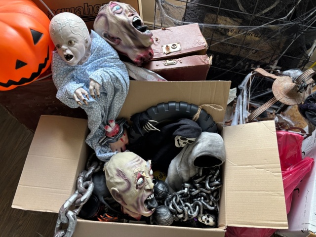 1475253-3 Halloween decorations and props - Mixed lot