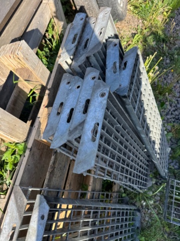 1405871-5 12 galvanized step plates