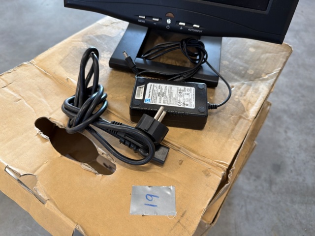 1533643-4 4 LCD monitors in a carton