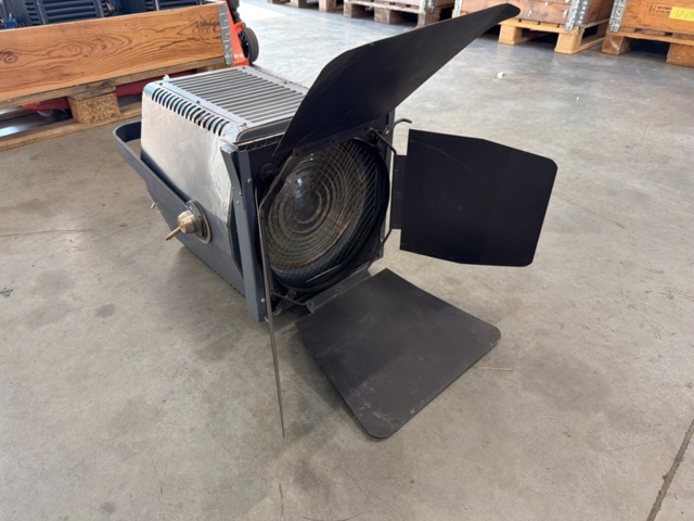1533644-1 6 pcs 2kW fresnel with barndoors