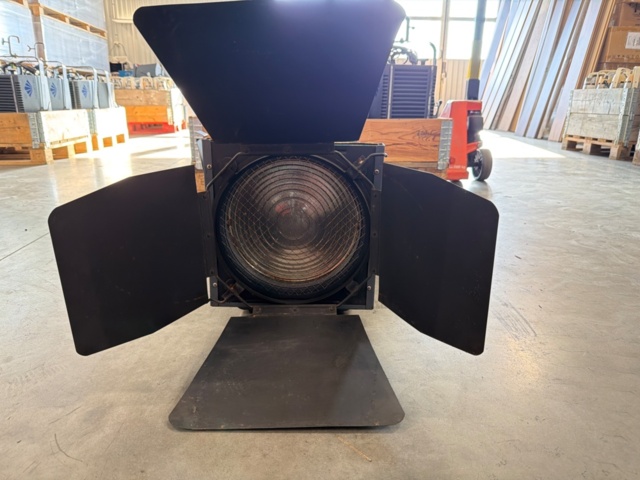 1533644-2 6 pcs 2kW fresnel with barndoors