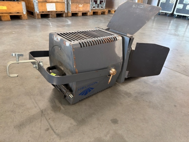 1533644-3 6 pcs 2kW fresnel with barndoors