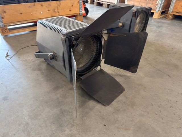 1533645-1 7 pcs 2kW fresnel with barndoors