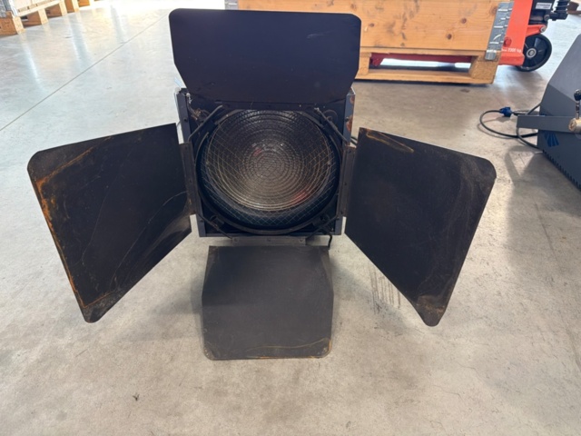 1533645-2 7 pcs 2kW fresnel with barndoors