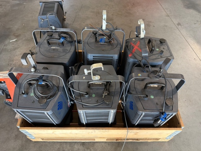 1533645-5 7 pcs 2kW fresnel with barndoors