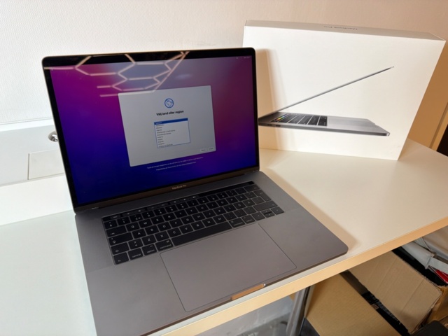 1533614-1 MacBook Pro, 15 inch