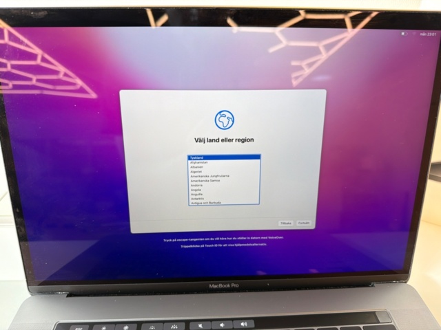 1533614-2 MacBook Pro, 15 inch