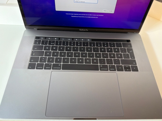 1533614-3 MacBook Pro, 15 inch