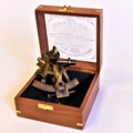 1532517-1 Mässingssextant i antikt utseende
