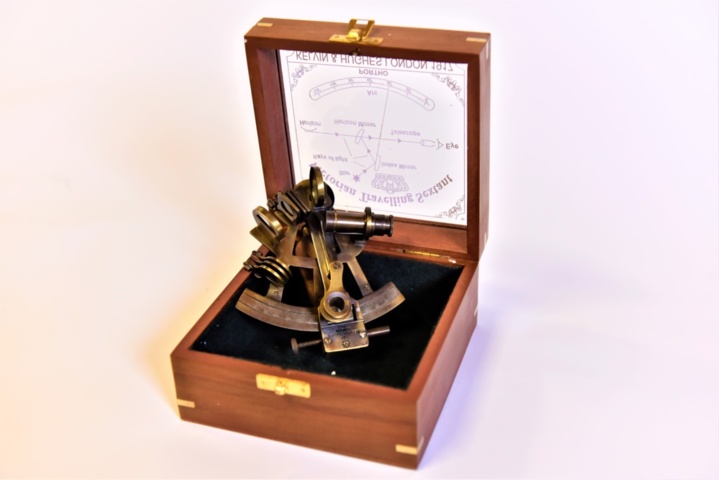 1532518-1 Mässingssextant i antikt utseende