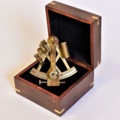 1532523-1 Mässingssextant med maritim trälåda