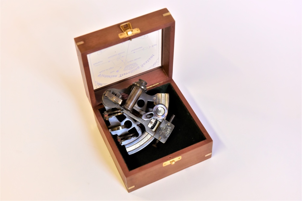 1532526-1 Brass sextant in antique/nautical look