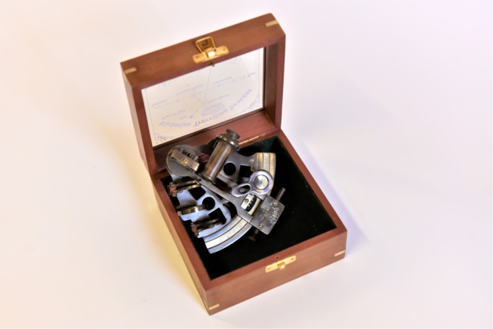 1532526-1 Mässingssextant i antikt/nautiskt utseende