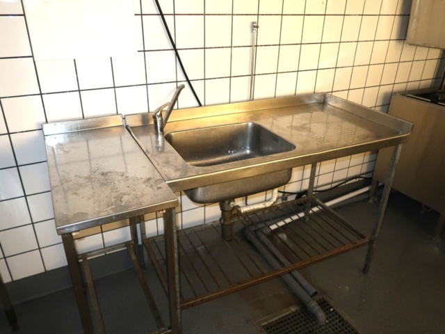 1070391-2 Dishwashing room with machines and benches