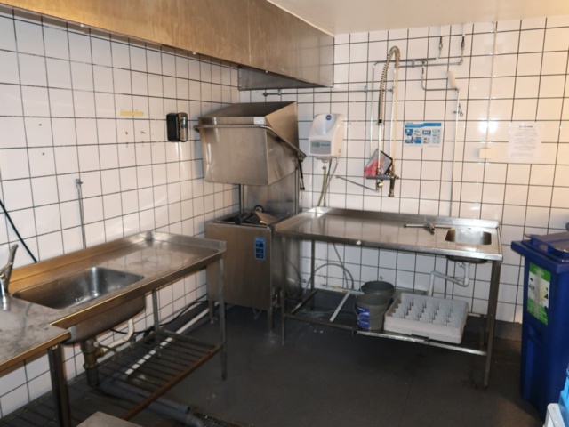 1070391-1 Dishwashing room with machines and benches