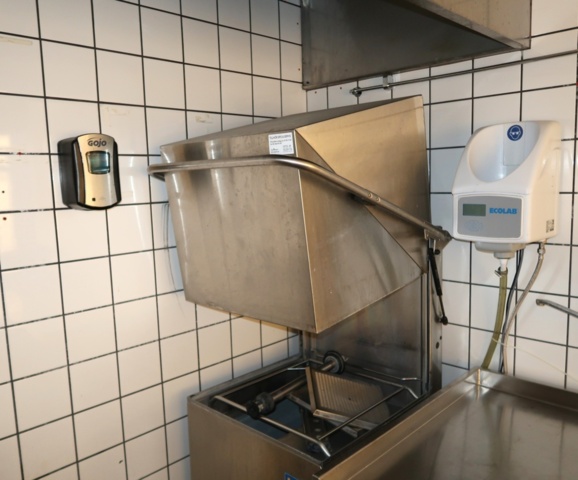 1070391-4 Dishwashing room with machines and benches