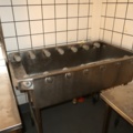 1070391-5 Dishwashing room with machines and benches