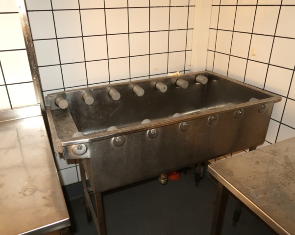 1070391-5 Dishwashing room with machines and benches