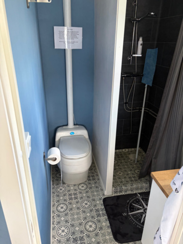1491548-25 Nyrenoverad husbåt med vedeldad bastu - "Muskö Sealodge"
