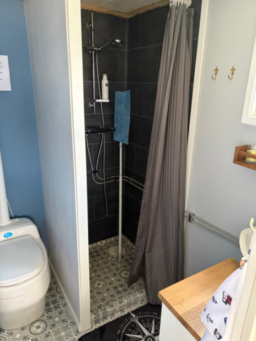 1491548-26 Nyrenoverad husbåt med vedeldad bastu - "Muskö Sealodge"