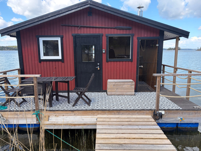 1491548-3 Nyrenoverad husbåt med vedeldad bastu - "Muskö Sealodge"