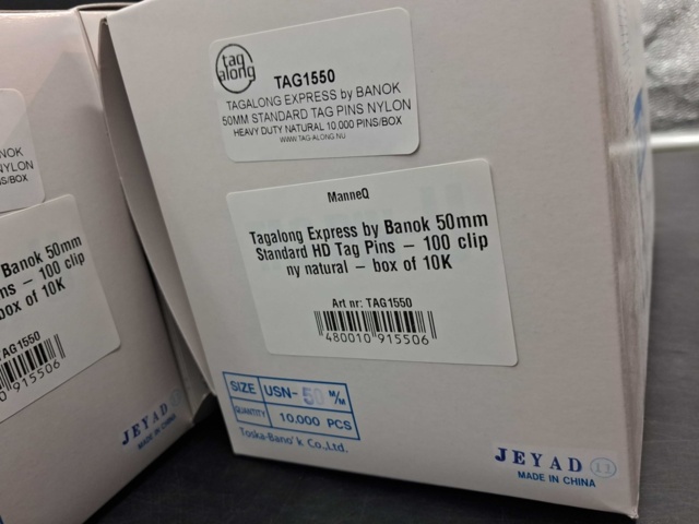 1530818-4 Märkpins, 50 000 st - Tagalong Express by Banok, 50 mm, nylon