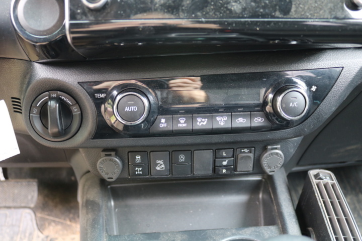 1417056-68 Toyota Hilux Extra Cab 2.4 AWD Automatic, 2021 (Repair Item)