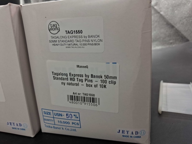1533670-2 Märkpins, 50 000 st - Tagalong Express by Banok, 50 mm, nylon