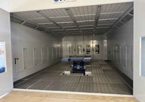 Paint box with ventilation hood & built-in car lift – NEW