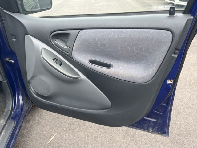 1357543-19 Toyota Yaris 5-door 1.3 VVT-i Super ECT, 4-speed, 86hp -2000 (Repair item)