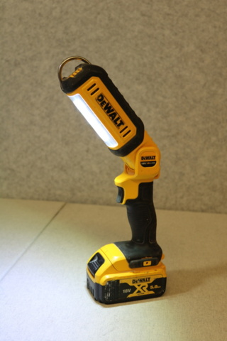 1417059-4 Ficklampa DeWalt & Golfklubba Tommy Armour