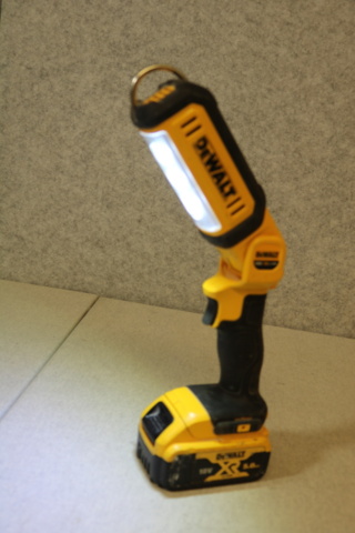 1417059-5 Ficklampa DeWalt & Golfklubba Tommy Armour